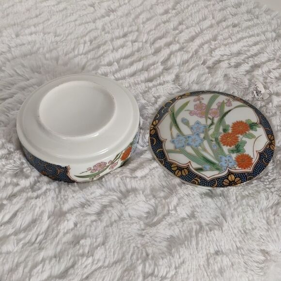 Japanese Porcelain Covered Trinket Dish - Picture 5 of 6